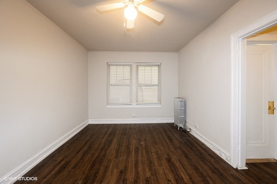 studio apartment renovated living area at ivy at sylvan hyde park apartments near uchicago